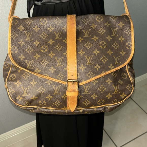LOUIS VUITTON Saumur 30 Monogram Canvas Bag - Picture 7 of 16